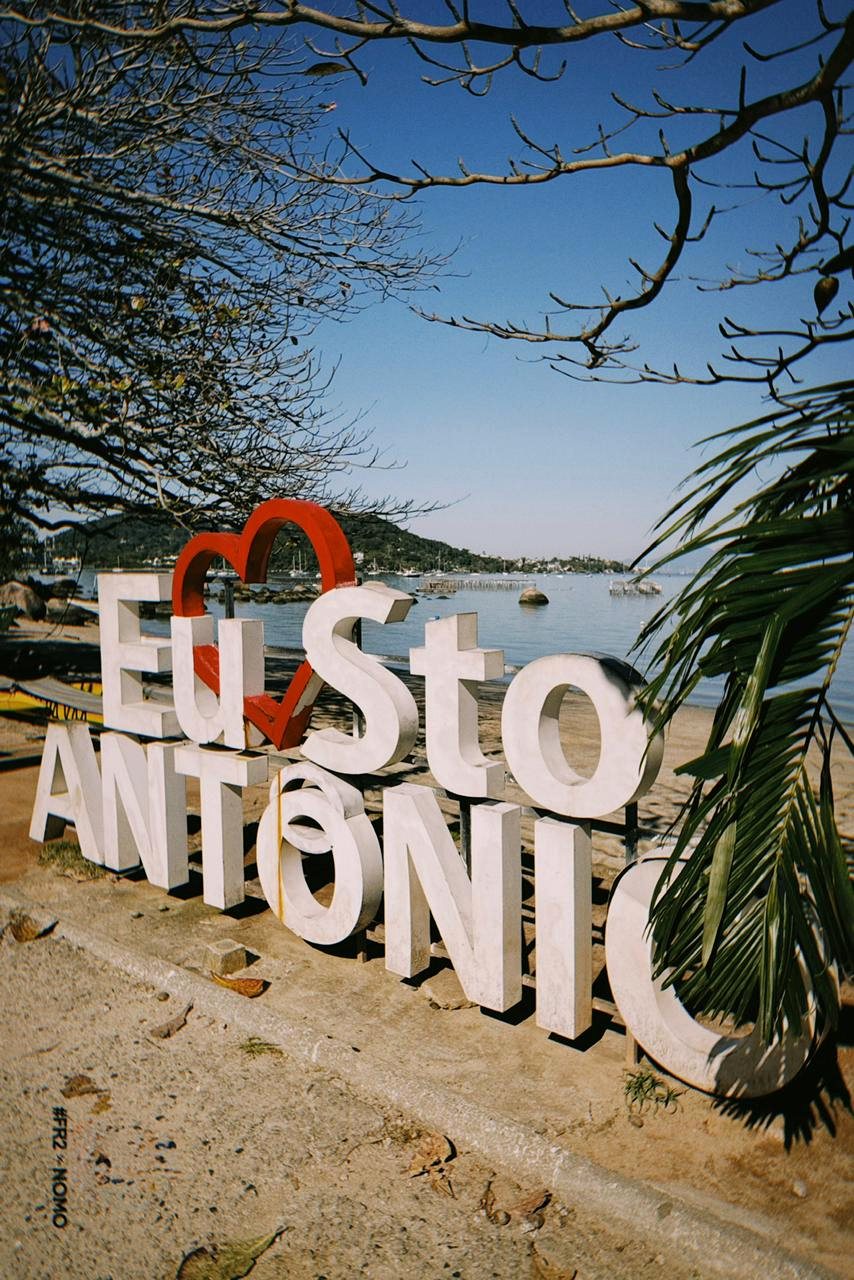 Letreiro Eu Amo Santo Antônio em frente ao mar